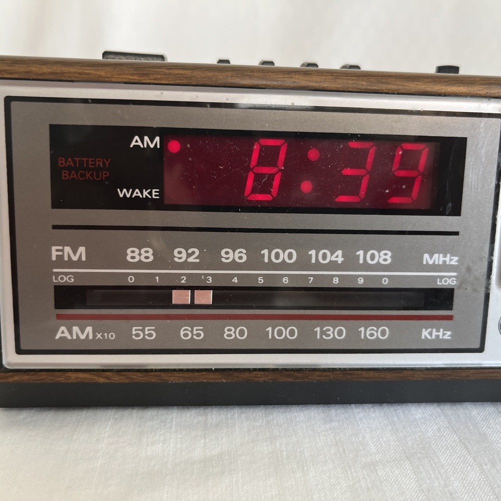 VINTAGE General Electric GE Alarm Clock AM/FM Radio Model 7-4601A with Woodgrain